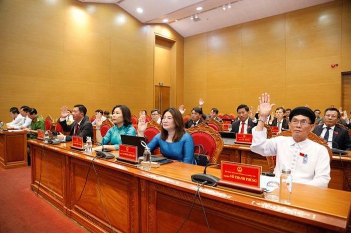 Các đại biểu biểu quyết thông qua chương trình Kỳ họp thứ Ba. Ảnh: H.P