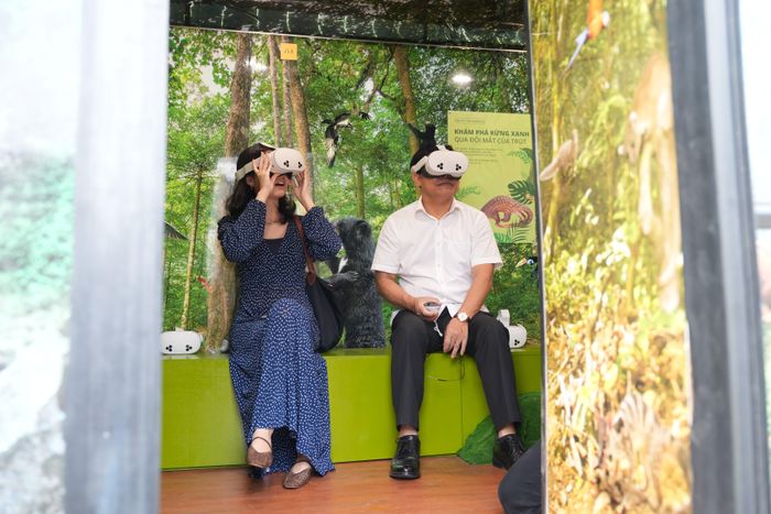 Những vị khách đầu tiên trải nghiệm công nghệ thực tế áo tại Trung tâm Thiên nhiên lưu động. Ảnh: BTC