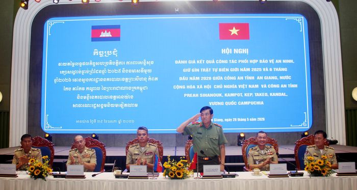 Giám đốc Công an tỉnh An Giang, Thiếu tướng Nguyễn Văn Hận cùng lãnh đạo Công an các tỉnh: Kampot, Kep, Takeo, Kandal, Preah Sihanouk (Vương quốc Campuchia), chủ trì hội nghị.