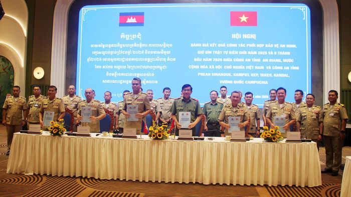 Công an tỉnh An Giang (Việt Nam) và Công an các tỉnh: Kampot, Kep, Takeo, Kandal, Preah Sihanouk (Vương quốc Campuchia) ký kết biên bản hội nghị và hợp tác.