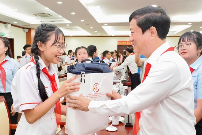 Ủy viên Trung ương Đảng, Phó Bí thư Thành ủy, Chủ tịch HĐND TP. Hồ Chí Minh Võ Văn Minh trao tặng quà, động viên thiếu nhi tiêu biểu. Ảnh: Hoàng Hùng