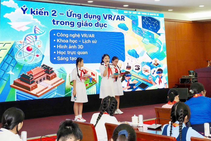 Các em thiếu nhi chia sẻ tại Chương trình “Lãnh đạo Thành phố gặp gỡ, lắng nghe thiếu nhi năm 2026”. Ảnh: Hoàng Hùng