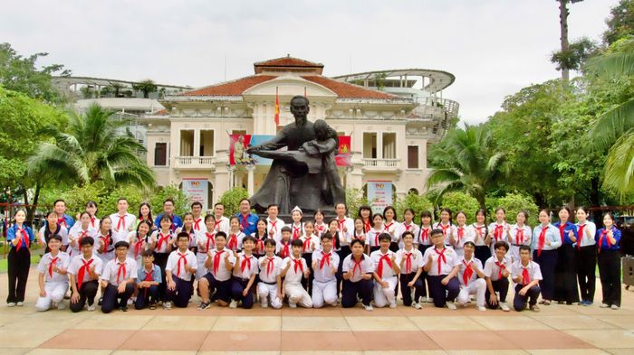 Lãnh đạo TP. Hồ Chí Minh cùng thiếu nhi chụp ảnh lưu niệm tại Công viên tượng nghệ thuật “Bác Hồ với thiếu nhi. Ảnh: Hoàng Hùng