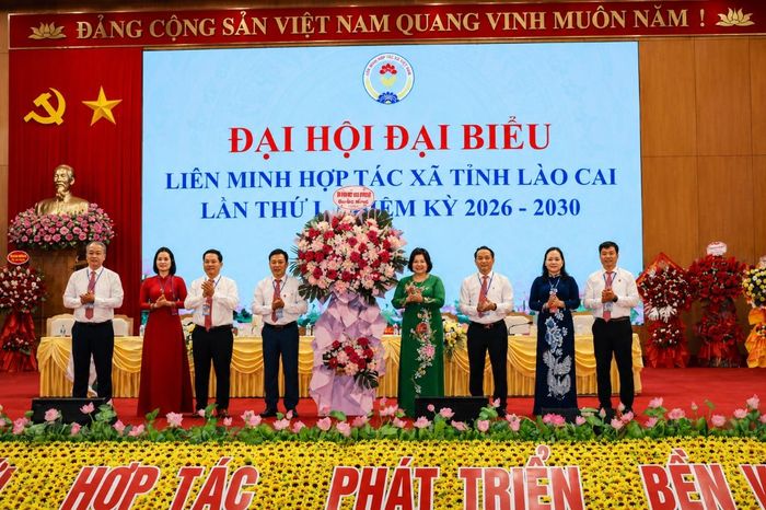 Chủ tịch Liên minh Hợp tác Việt Nam tặng hoa chúc mừng Đại hội đại biểu Liên minh Hợp tác xã tỉnh Lào Cai lần thứ I, nhiệm kỳ 2026 - 2030.