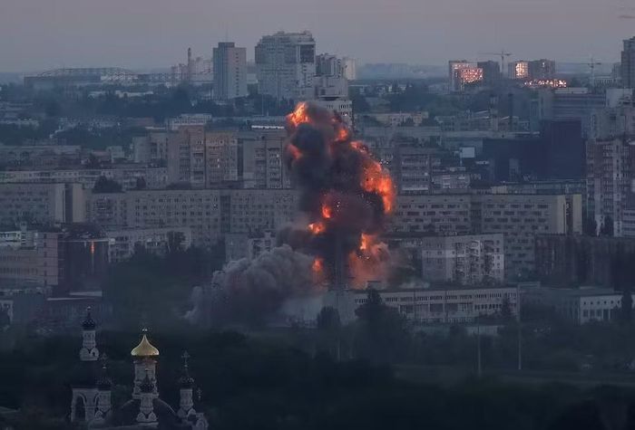 Lửa khói bốc lên sau đợt tập kích của Nga vào Kiev ngày 23/5. Ảnh: Reuters