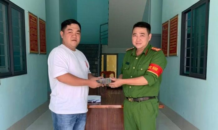 Công an xã Cầu Khởi bàn giao lại số tiền 206 triệu đồng mà anh Long sơ suất chuyển nhầm.