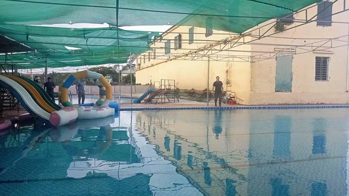 Bể bơi nằm trong khuôn viên trường học nghi bị rò điện từ khu vực mái che.