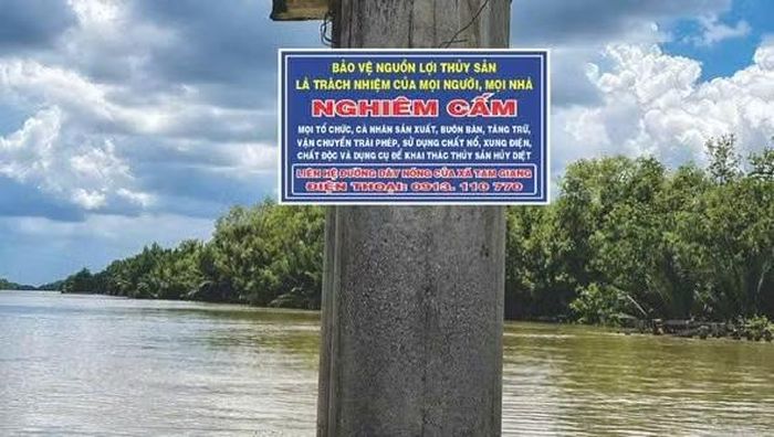 Những biển báo cấm sử dụng công cụ kích điện khai thác thủy sản được Công an xã Tam Giang lắp đặt tại các tuyến kênh, rạch trên địa bàn.