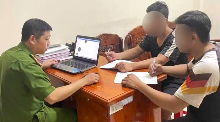 Công an xã Phước Long lập biên bản 2 đối tượng sử dụng kích điện khai thác thủy sản trái phép.