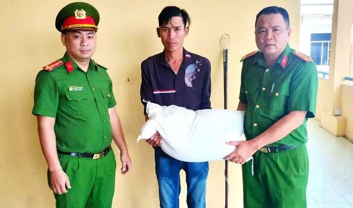 Anh Trần Văn Thương tự nguyện giao nộp công cụ kích điện và nhận nhu yếu phẩm từ Công an xã Châu Thới.