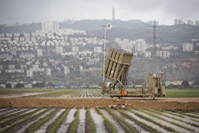 · Hệ thống phòng thủ AI Iron Dome của Israel.