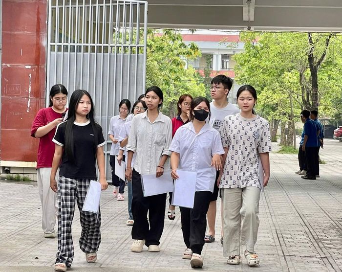 Thí sinh đến điểm thi làm thủ tục dự thi vào lớp 10 trong sáng ngày 29/5.