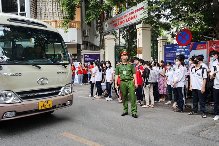 Lực lượng Công an tham gia đảm bảo an ninh, an toàn tại điểm thi Trường THPT Thăng Long.