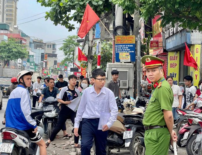 Công an phường Phú Lương tham gia đảm bảo an ninh trật tự tại điểm thi Trường THPT Trần Hưng Đạo.