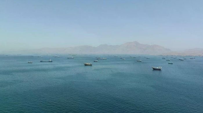 Nhiều tàu bè mắc kẹt xung quanh eo biển Hormuz do các biện pháp phong tỏa. Ảnh: Reuters