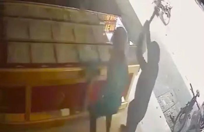 Nhóm đối tượng cầm búa đập làm vỡ tủ kính rồi vơ vét một số lượng vàng lớn.