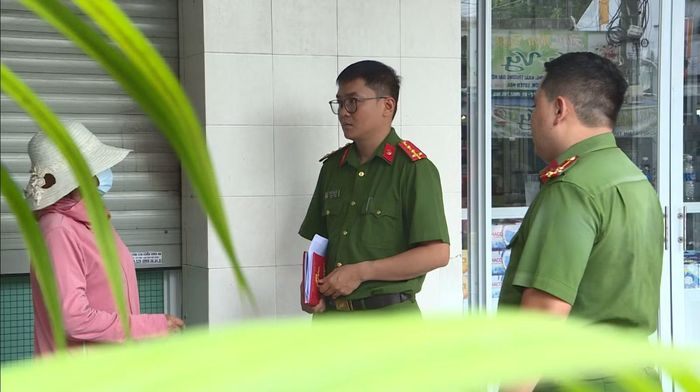 Công an trao đổi với bị hại tại hiện trường.