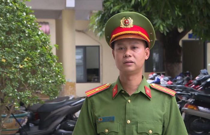 Thiếu tá Tạ Trung Hiếu, điều tra viên Đội Trọng án, Phòng Cảnh sát hình sự, trao đổi về vụ việc.