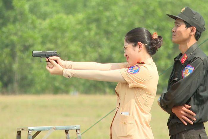 Nữ CSGT nỗ lực tập luyện bắn súng chuẩn bị tham gia thi đấu tại Hội thao.