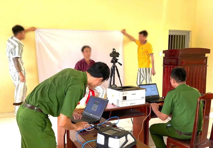 Trại tạm giam số 2 phối hợp với Công an xã Nha Bích thu nhận hồ sơ cấp thẻ Căn cước cho phạm nhân.