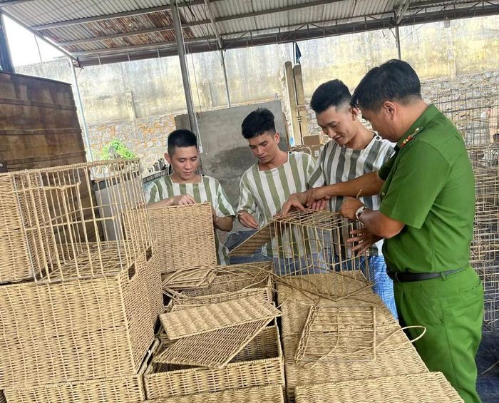 Các phạm nhân phấn khởi khi được học nghề làm hành trang cho cuộc sống sau khi được đặc xá.