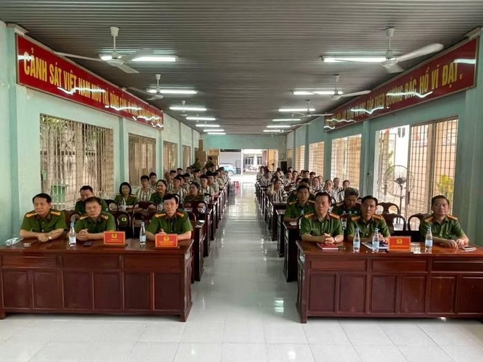 Lãnh đạo và CBCS Trại tạm giam số 1 cùng các phạm nhân dự buổi tuyên truyền, phổ biến các quy định liên quan đến đặc xá.