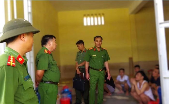 Đại tá Nguyễn Huy Hải, Phó Giám đốc Công an TP Đồng Nai kiểm tra tại Trại tạm giam số 2.