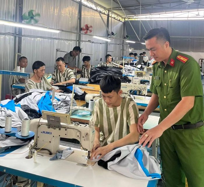 Cán bộ Trại tạm giam số 1 hướng dẫn phạm nhân học may.