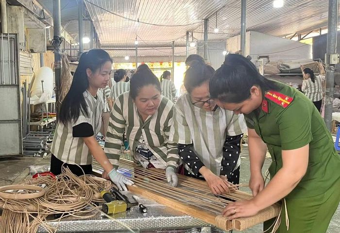 Cán bộ Trại tạm giam hướng dẫn các phạm nhân học nghề đan.