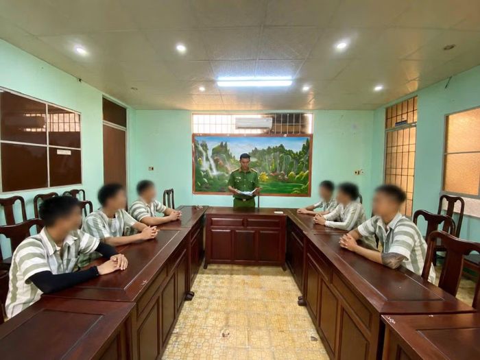 Cán bộ Phân trại tạm giam Bình Phước tuyên truyền về công tác đặc xá năm 2026 cho các phạm nhân.