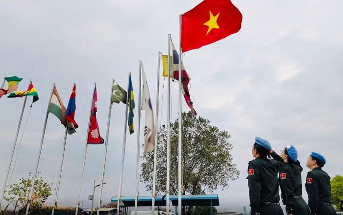 Giây phút chào cờ thiêng liêng tại phái bộ UNMISS của tổ công tác số 5.