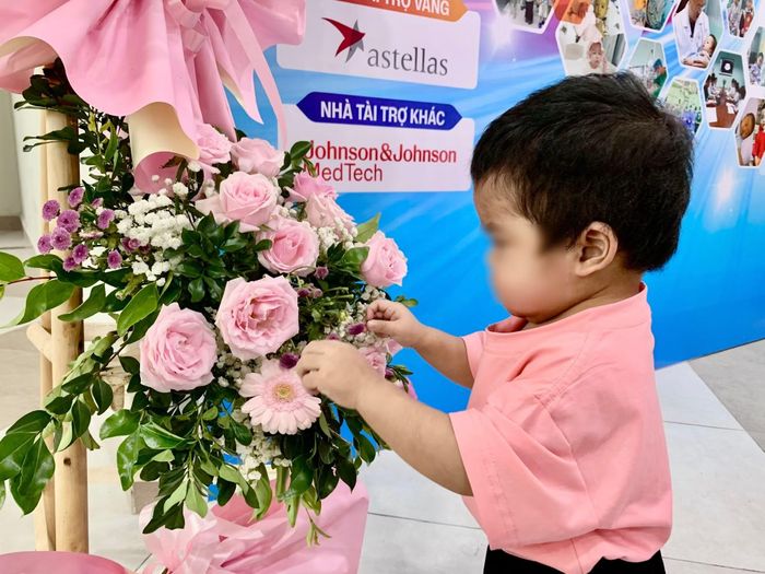 Em bé ghép gan khi 17 tháng tuổi giờ đã chạy nhảy, vui chơi như trẻ em bình thường.