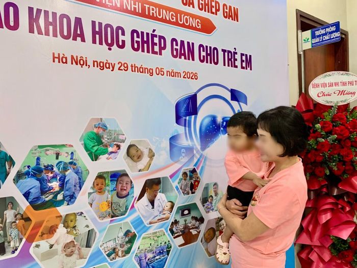 Niềm hạnh phúc của người mẹ khi con được tái sinh sau ca ghép gan.