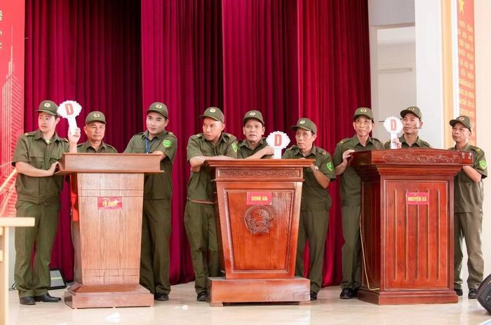 Các thành viên sôi nổi tham gia phần thi kiến thức pháp luật tại hội thi cấp xã của tỉnh Hưng Yên.