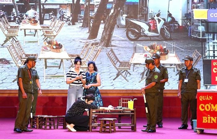 Phần thi tiểu phẩm hấp dẫn tại Hội thi Lực lượng tham gia bảo vệ ANTT ở cơ sở giỏi toàn quốc lần thứ I cấp xã tại vòng thi đấu Bảng thi số 2 tại hội trường phường Khương Đình, Hà Nội sáng nay (29/5).
