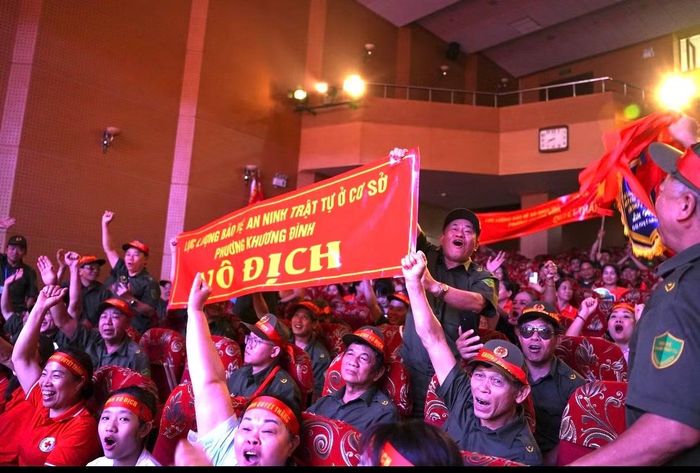 Hội trường phường Khương Đình (Hà Nội) sáng nay 29/5 đỏ rực băng rôn khẩu hiệu và tiếng hò reo, cổ vũ hội thi của nhân dân.