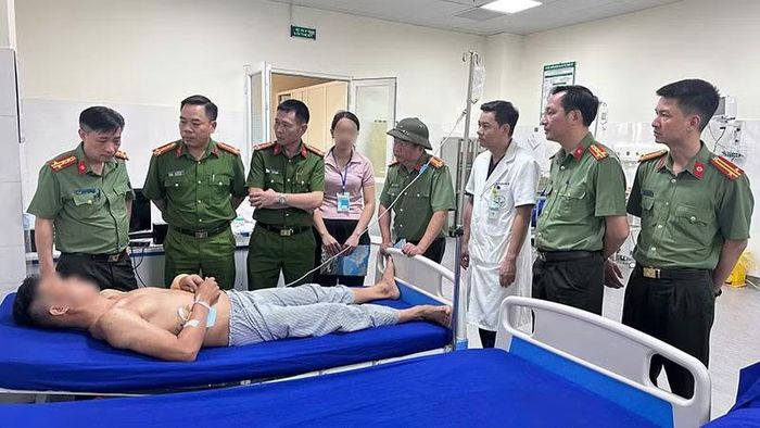 Ban Giám đốc Công an tỉnh Sơn La, lãnh đạo các Phòng chức năng đã đến thăm, động viên cán bộ Công an bị thương.