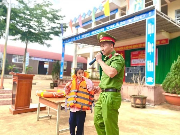 Cán bộ Công an xã Thuận Hạnh, tỉnh Lâm Đồng hướng dẫn kỹ năng phòng chống đuối nước cho học sinh.