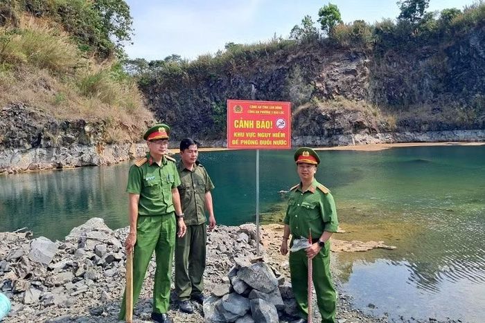 Công an ở cơ sở tại Lâm Đồng rà soát, cắm biển cảnh báo tại những khu vực nguy hiểm.