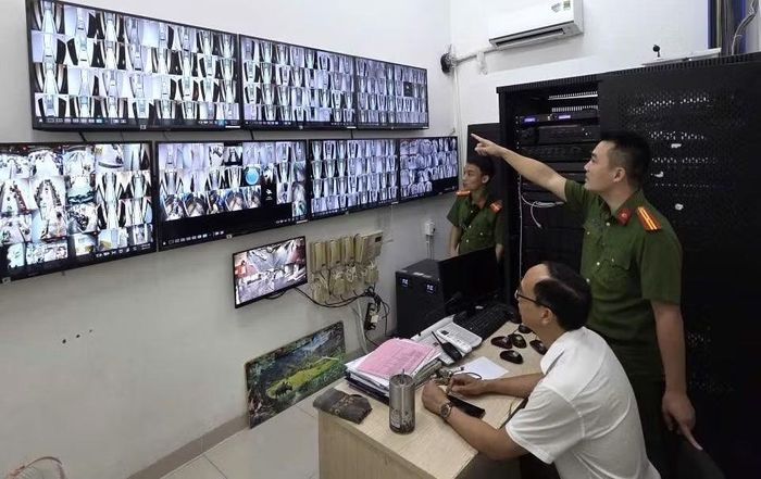Công an phường Võ Cường kiểm tra hệ thống camera an ninh.