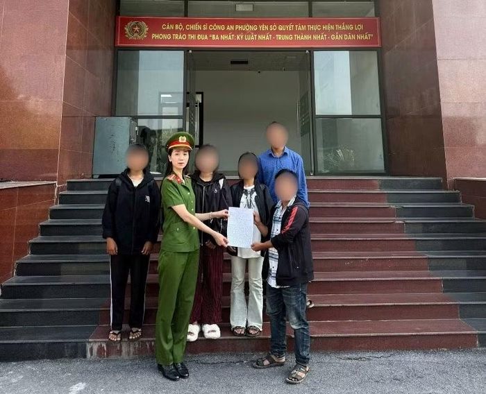 Công an phường Yên Sở kịp thời phối hợp hỗ trợ, bàn giao an toàn 3 thiếu nữ cho gia đình, ngăn chặn nguy cơ bị dụ dỗ lao động trái phép.