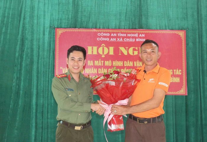 Công an xã Châu Bình tặng hoa chúc mừng anh Hồ Đức Hải, điển hình tiên tiến về tấm gương vươn lên trong cuộc sống.