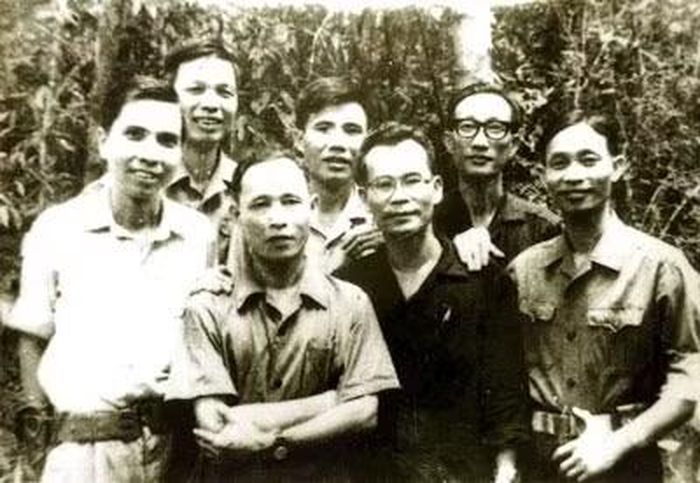 Đồng chí Lê Tiền (hàng sau, thứ 2 từ trái qua) cùng cán bộ chiến sĩ Tiểu ban Bảo vệ chính trị tại căn cứ Tây Ninh, năm 1973