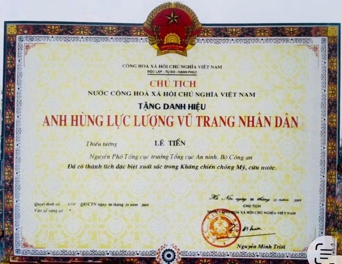 Thiếu tướng Lê Tiền được phong tặng danh hiệu Anh hùng lực lượng vũ trang nhân dân năm 2009