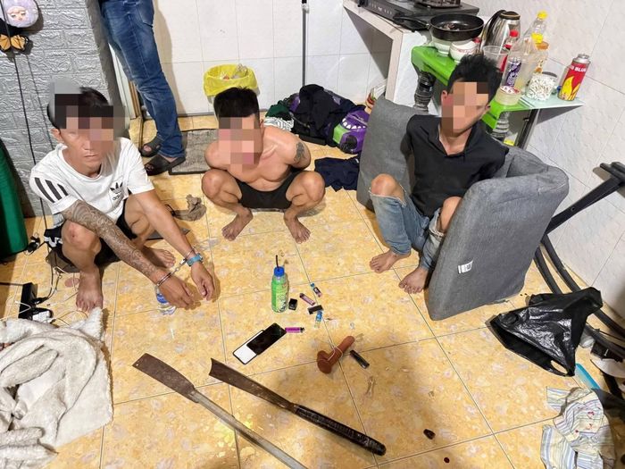 Các đối tượng cùng hung khí gây án.