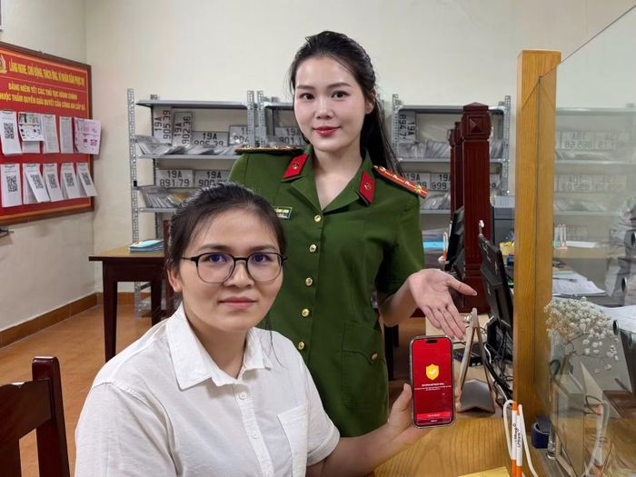 Công an tỉnh Phú Thọ tích cực hướng dẫn người dân đánh giá sự hài lòng trên ứng dụng VNeID.