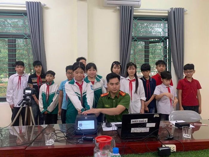 Triển khai chiến dịch cấp căn cước và định danh điện tử mức 2 cho công dân từ 6 đến dưới 14 tuổi.