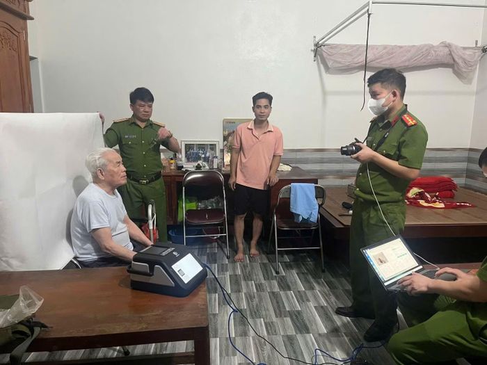 Công an xã Hương Cần, tỉnh Phú Thọ cấp định danh điện tử lưu động cho người yếu thế.