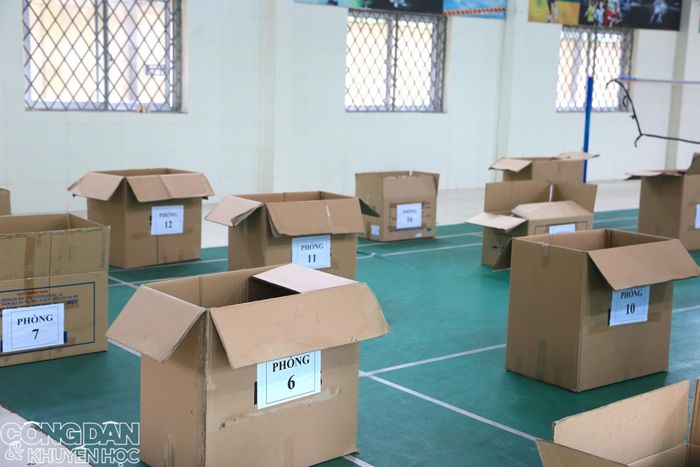 Thí sinh để đồ dùng cá nhân vào thùng có đánh số phòng thi. Khoảng cách từ nơi để đồ tới phòng thi tối thiểu 25m nhằm hạn chế khả năng tiếp cận thiết bị trong thời gian làm bài.