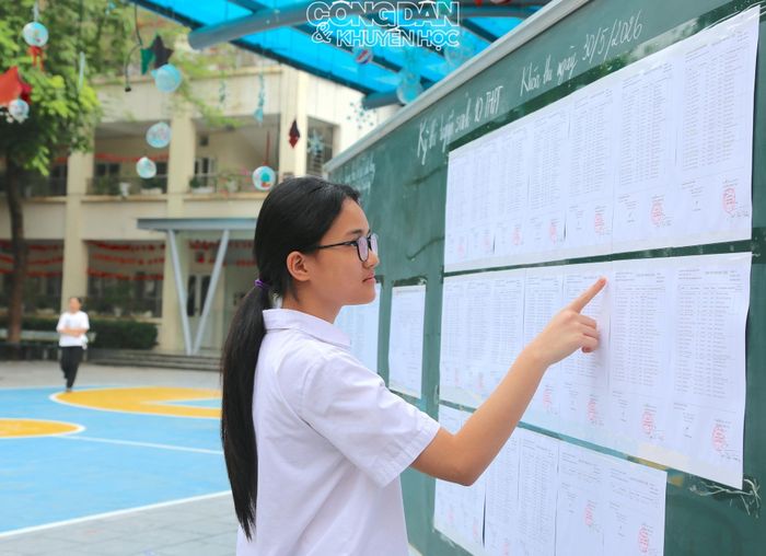 Thí sinh đến điểm thi tại Trường Trung học cơ sở Dịch Vọng (Cầu Giấy).